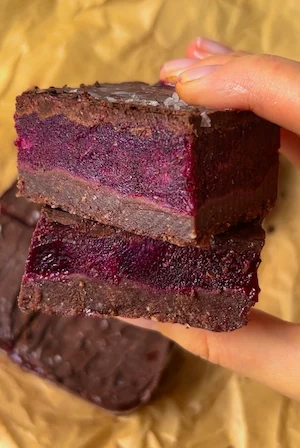 No bake blueberry chocolate bars recipe card, healthy viral dessert